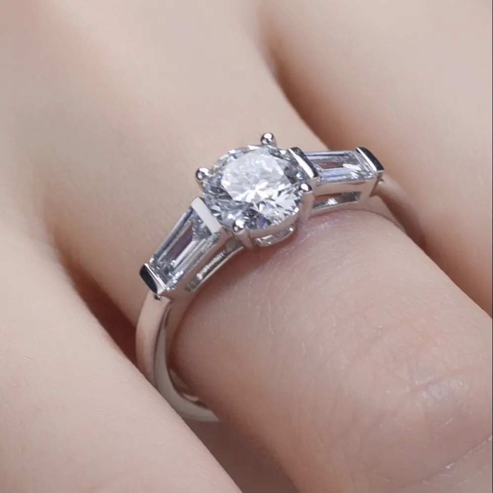 웨딩 쥬얼리 3 돌 18K 솔리드 골드 6.5mm 1ct 라운드 Bugutte 컷 Moissanite 반지