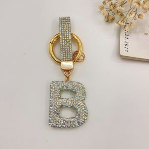 Porte-clés en métal personnalisé DIY en gros, entièrement orné de strass, avec pendentif lettre initiale (26 lettres), pour voiture et sac à dos - Product Image 4