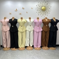 Ensemble élégant deux pièces pour femme : haut sans manches col en V avec ceinture et pantalon large, chic et décontracté pour le bureau, couleur unie