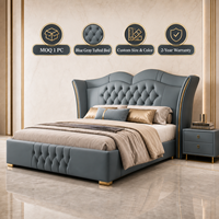 Lit plateforme de luxe en cuir capitonné bleu gris français avec tête de lit à volants pour projets hôteliers et villas