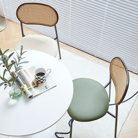Ensemble salle à manger moderne blanc 4 chaises table forme ronde petit style nordique matière plastique durable pour la maison café extérieur