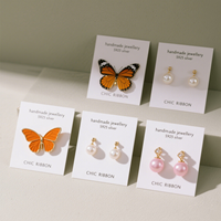 Cartes de présentation de bijoux et boîtes cadeaux pour boucles d'oreilles papillon délicates en perles, faites à la main, personnalisées, écologiques, avec design sur mesure