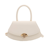 Sac à bandoulière croisé pour femme, nouveau design de niche, forme éventail, fermeture à rabat, doublure polyester, frais, élégant et polyvalent