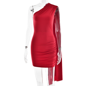 Vestido rojo asimétrico de un solo hombro con capa transparente para la noche - Product Image 5