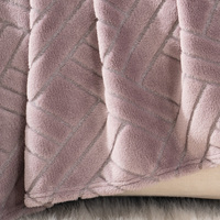 Plaid en flanelle rose à chevrons géométriques gaufrés avec logo personnalisé, en polaire texturée 3D douce et unie pour canapé et chambre