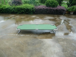 Lit de camping pliable d'extérieur durable au design moderne de haute qualité, en aluminium, avec coussins pour la détente et le bain de soleil - Product Image 3