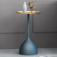Table d'appoint de luxe minimaliste en métal avec plateau en marbre et finition peinture cuite