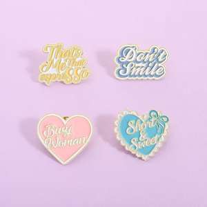 Pin <span class=keywords><strong>de</strong></span> Aleación <span class=keywords><strong>de</strong></span> Zinc con Esmalte y Letras <span class=keywords><strong>de</strong></span> la Canción <span class=keywords><strong>de</strong></span> Sabrina Carpenter, Tema <span class=keywords><strong>de</strong></span> Amor, Regalo para Fans - Product Image 2