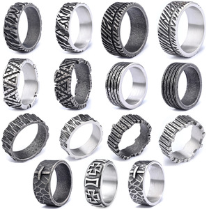 <span class=keywords><strong>Anello</strong></span> Vintage in Acciaio Inossidabile Placcato Nero con Testo Runico Vichingo, Impermeabile e Antiossidante, Misure da 7 a 15 - Product Image 2