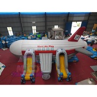Aire de jeux gonflable sur le thème de l'avion avec double toboggan et tunnels de pilote pour les fêtes d'aventure aérienne des enfants et les jeux en plein air