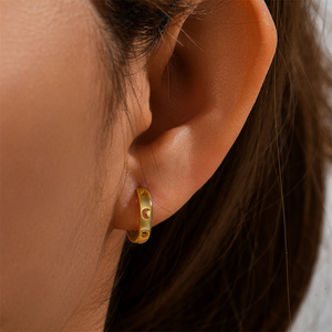 CANNER Vente en gros de bijoux délicats pour femmes, petites boucles d'oreilles créoles ajourées gravées étoile lune soleil, boucles d'oreilles mignonnes, cadeau - Product Image 5