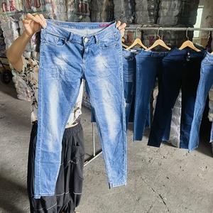 Jeans Usati da Donna in Stock, Ben Lavati e Selezionati, Abbigliamento <span class=keywords><strong>Usato</strong></span> Misto in Varie Taglie e Stili per Esportazione Globale nel Mercato dell'<span class=keywords><strong>Usato</strong></span> - Product Image 2