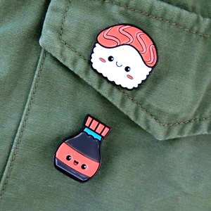 Épingles en métal de dessin animé créatif Kawaii badge accessoires personnalisés <span class=keywords><strong>sushi</strong></span> et sauce soja forme dur émail doux ensemble de broches nourriture - Product Image 2