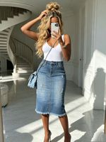 تنورة جينز نسائية متوسطة الطول بخصر مرتفع وحواف مهترئة، تصميم ضيق بلون فاتح، مناسبة للصيف