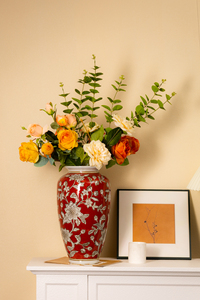 Vase en céramique rouge festif à motifs floraux pour la décoration de table de réception de mariage - Product Image 4