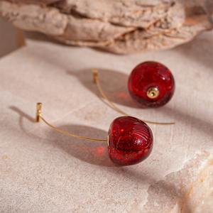 Boucles d'oreilles pendantes élégantes haut de gamme pour femmes avec résine rouge Angora Sweet Blushing Cherry Celebrity Fruit Cherry Style - Product Image 6