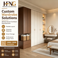 Système de dressing intégré moderne crème et noyer de la série Legacy avec coiffeuse et armoire flottante pour projets de villas de luxe