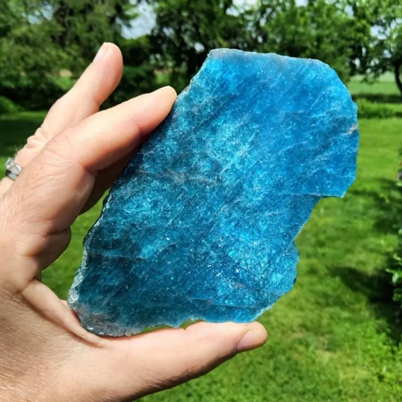 แผ่นอะพาไทต์สีน้ำเงินเข้ม