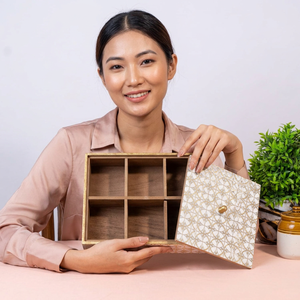 Caja de Almacenamiento Tradicional de Madera con Tapa con Patrón Geométrico, Diseño Tallado, Regalo Artesanal - Product Image 1