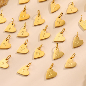 Dijes con Iniciales de Corazón |   Colgantes de Letras del Alfabeto en Acero Inoxidable Chapado en Oro PVD de 18K |   Resistente al deslustre, impermeable e hipoalergénico - Product Image 4