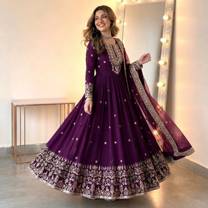 Robe Anarkali brodée violette pour femme, tenue traditionnelle indienne et pakistanaise, longueur ras du sol, coupe ample en polyester, idéale pour les mariages - Product Image 1