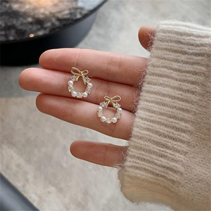 Orecchini a perno semplici con fiocco e perle da donna, gioielli alla moda, regalo di lusso di tendenza 2026 - Product Image 4