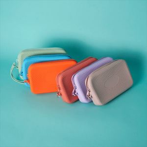 Porte-monnaie unisexe en silicone tendance avec décoration pointeuse, logo personnalisable, fermeture éclair étanche - Product Image 5