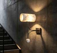 Applique murale LED cylindrique moderne en albâtre naturel avec bras en fer courbé pour décoration intérieure de luxe