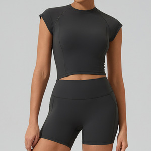 Ensemble 2 pièces de yoga et fitness pour femmes, séchage rapide, polyester/nylon, col rond, taille élastique, haut à manches courtes, short, dos ouvert, OEM ODM - Product Image 4