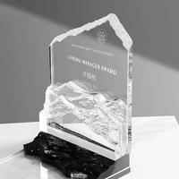 Nouveau trophée de cristal personnalisé en forme de montagne noire claire
