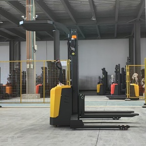 Gerbeur électrique JG Lithium-Ion 48V autoporté à plateforme large, pliable, avec bras de protection pour pédales, pour manutention de palettes en environnement de restaurant et utilisation prolongée - Product Image 5