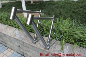Cadre de vélo de gravier en titane personnalisé avec <span class=keywords><strong>axe</strong></span> traversant et frein à disque, <span class=keywords><strong>roue</strong></span> de 29 pouces, design léger et durable - Product Image 3