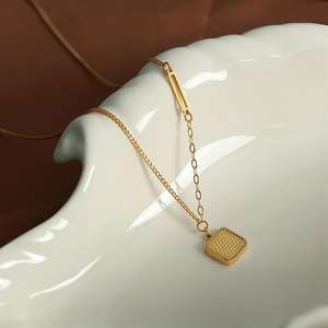 फिश स्केल छोटा सोने का हार महिलाओं के लिए 18K नेट लाल फ्लैश बार शुगर क्यूब इस साल की हल्की लक्जरी हंसली श्रृंखला अद्वितीय - Product Image 3