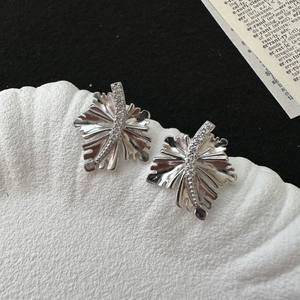 ต่างหูเงินแท้ S925 รูปใบเมเปิล สไตล์ฝรั่งเศส ย้อนยุค เรียบหรู ดีไซน์ทันสมัย ประดับเพชร ดีไซน์แบบห้อย - Product Image 5