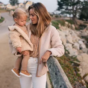 Roupa de outono combinando familiar, jaqueta casual feminina e bebê que corresponde a mãe e mim