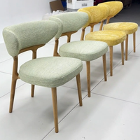 Chaise de salle à manger moderne rembourrée en tissu avec structure et pieds en bois massif, plusieurs options de couleurs pour les restaurants et les cafés