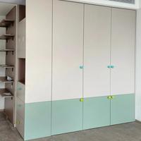 Armoire enfant encastrée étroite, style nordique, portes coulissantes, aménagement intérieur flexible pour murs irréguliers, optimisation de l'espace de chambre d'enfant