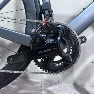 Vélo aérodynamique professionnel en fibre de carbone 700C SHIMANO 105 DI2 à freins à disque hydrauliques – Vente en gros |   Version Route/TT en option |   OEM accepté - Product Image 5