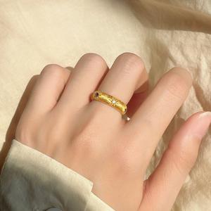 Artisanat italien, bague rétro de style palais sertie d'étoiles en or 18 carats avec argent pur S925 et texture velours, bagues tendance - Product Image 1