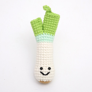 Colgante de cebollino y ajo hecho a mano con ganchillo, llavero tejido, adorno para bolso, adorno de lana. - Product Image 4