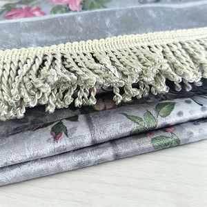 Tapis de prière musulman de qualité supérieure en velours de soie glacée Janamaz Sajadah avec des motifs traditionnels du Moyen-Orient - Product Image 4