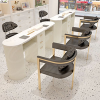 Ensemble de table de manucure moderne blanche avec cadre doré de luxe, chaise de salon de manucure en velours, bureau à ongles ovale ondulé, station de manucure pour salon de beauté