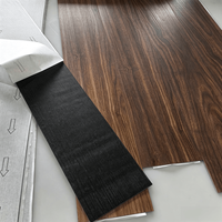 Vente en gros de planches de sol en PVC autocollantes à coller, bon marché, 1,5 mm, 2 mm, revêtement de sol en vinyle