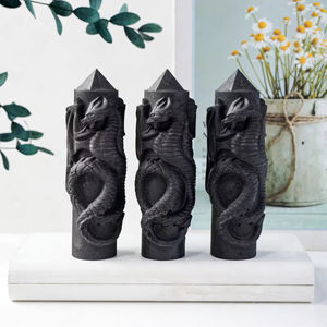 Venta al por mayor de Shungita Pulida Tallada a Mano, Varita de Piedra Curativa, Punta de Cristal, Torre de Dragón de Shungita, Colección de Especímenes Minerales - Product Image 1