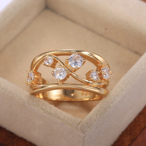 Anello con linea geometrica ondulata color oro per donna, elegante gioiello da dito alla moda e scintillante - Product Image 3