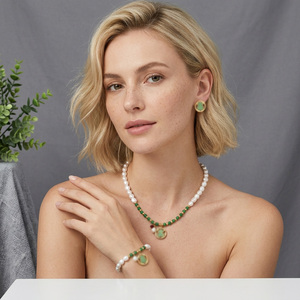 Juego de Joyería de Lujo de 3 Piezas con Collar, Aretes y Pulsera de Acero Inoxidable Chapado en Oro de 18K con Diseño de Oso y Perlas Hechas a Mano para Fiesta - Product Image 2