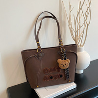 Nouveau sac fourre-tout grande capacité pour femme, sac à bandoulière tendance avec imprimé lettres, sac décontracté pour le travail et le shopping avec pendentif ours