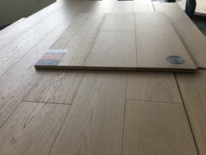 <span class=keywords><strong>Planche</strong></span> large de 19 mm d'épaisseur, <span class=keywords><strong>gris</strong></span> chaud, brossé moyen avec revêtement UV, aspect moderne et chaleureux avec accents naturels, excellent rapport qualité-prix - Product Image 4