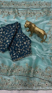 Sari de fête traditionnel élégant en satin Fandy avec un magnifique travail de sequins sur le pallu et une blouse à bordure de designer riche en détails - Product Image 2