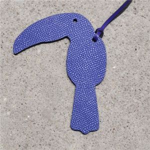 Pendentif créatif en cuir fait main en forme de toucan avec impression UV - Cadeau promotionnel pour mariages, églises, cadeaux d'entreprise - Product Image 4